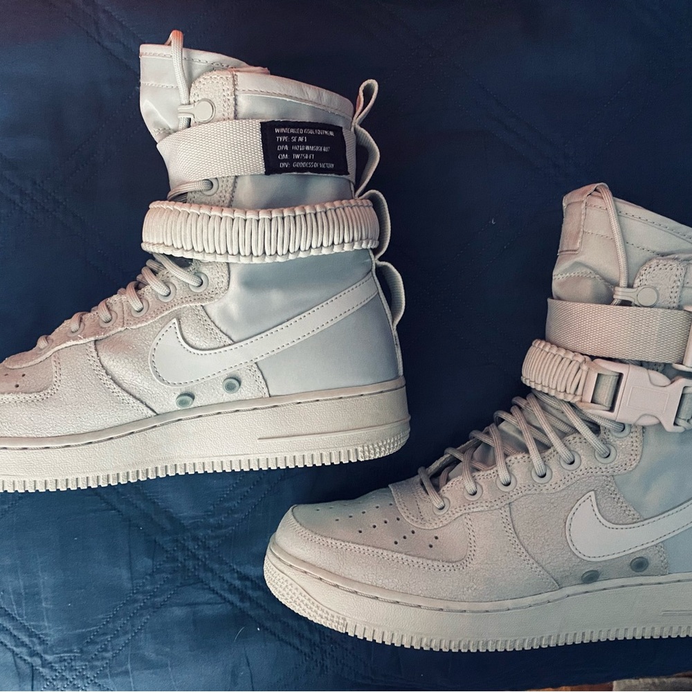 NIKE SF Air Force 1 High-Top, Women’s 9.5
Waterproof, light silver/Mica Green - Picture 10 of 11